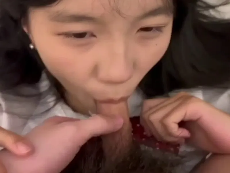 Em loli dễ thương liếm cây hàng biến em thành con em đĩ dam dang p2